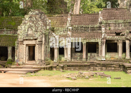 Kolonnade bedeckt mit Flechten von Tempel Eingang Stockfoto