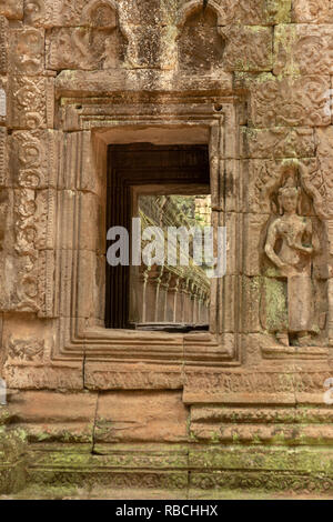 Kolonnade durch Stein Fenster mit Statue gesehen Stockfoto