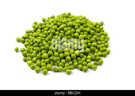 Erbsen liegen auf weißem Hintergrund, auf weißem Hintergrund Stockfoto