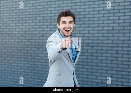 Wow, das ist sie? Portrait von glücklich überrascht gut aussehender bärtiger Mann im lässigen Stil stehen, zeigen und auf Kamera mit Aufgeregten entsetzten Gesicht. Stockfoto