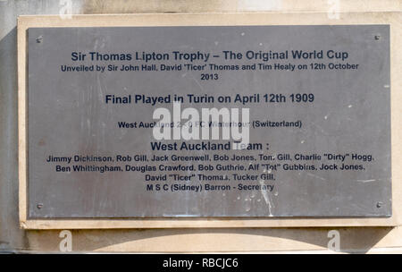 Plakette auf der Fußball-WM Statue auf dem Dorfplatz in West Auckland, County Durham, England, Großbritannien Stockfoto