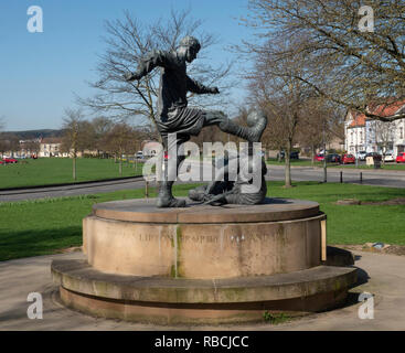 Fußball-WM Statue auf dem Dorfplatz in West Auckland, County Durham, England, Großbritannien Stockfoto