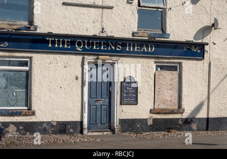 Die geschlossene und baufälligen Public House - The Queens Head, West Auckland, Durham, England, UK. Stockfoto