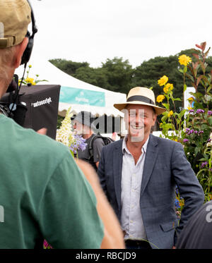 TV-Moderatorin und Garten Designer, Jo Swift, Aufnahme mit Kamera für eine TV-Show im RHS Tatton Park Flower Show. Stockfoto