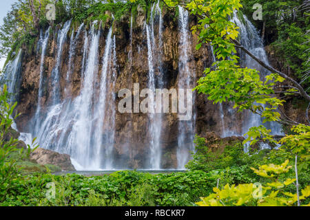 Große (große) Wasserfall. Veliki Slap. Nationalpark Plitvicer Seen. Lika Plješivica Mountain Range. Der Park fällt in zwei Grafschaften Lika-Senj und Stockfoto