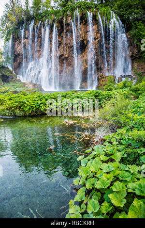 Große (große) Wasserfall. Veliki Slap. Nationalpark Plitvicer Seen. Lika Plješivica Mountain Range. Der Park fällt in zwei Grafschaften Lika-Senj und Stockfoto