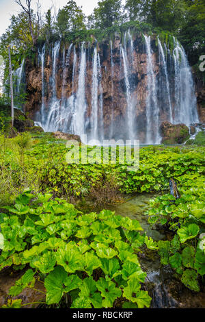 Große (große) Wasserfall. Veliki Slap. Nationalpark Plitvicer Seen. Lika Plješivica Mountain Range. Der Park fällt in zwei Grafschaften Lika-Senj und Stockfoto