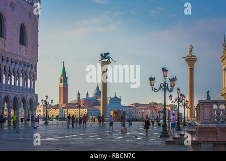 Saint Mark und Saint Theodore Spalte in Venedig Stockfoto