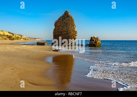 Alte ruiniert Wehrturm in der Nähe von Ocean am Strand Stockfoto