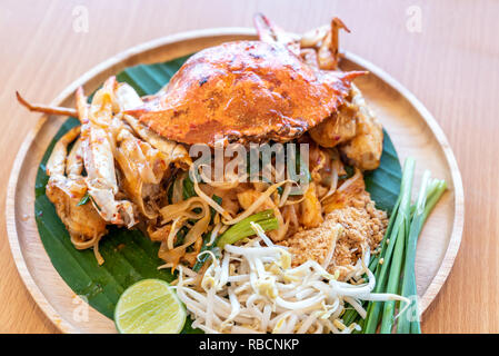 Pad Thai, gebratene Nudeln rühren, mit Blue Crab. Thai Eastern tradinational Essen Küche Stockfoto