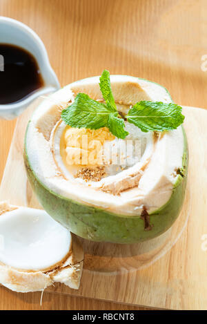 Coconut affogato mit Espresso und Eis italienische Dessert, im ganzen Kokosnuss serviert. Stockfoto