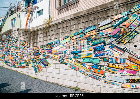 Busan, Korea - 23. September 2018: bunt bemalten Fisch Wand an Gamcheon Culture Village Stockfoto