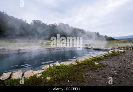 Natürliche Römischen Bäder im Freien mit heißem Dampf- und Thermalwasser. Alte römische Thermen open air spa und natürlichen heißen Thermalwasser in kleinen Pools und Sto Stockfoto