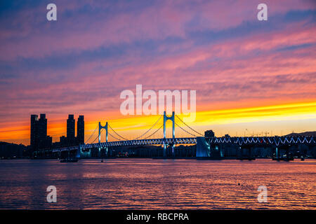 Gwangan Brücke und Meer, Dämmerung Sonnenuntergang in Busan, Korea Stockfoto