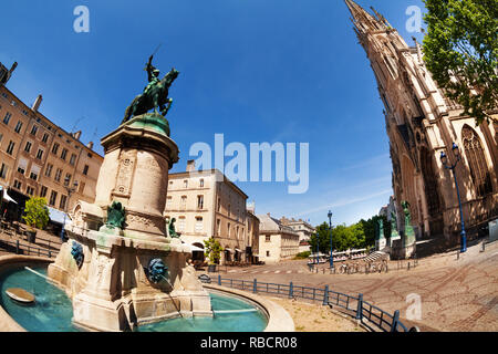 Brunnen in der Nähe von Basilique Saint-Epvre, Stadtplatz Stockfoto