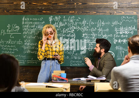 Student Studieren harte Prüfung. Studentische Konferenz im Loft Innenraum Coworking Space mit digitalen Geräten und WLAN. Vorbereitung für die Examen im Klassenzimmer hinter Tabelle. Stockfoto