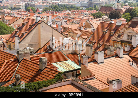 Prag, tschechische Republik - Juli 2018: Dachterrasse mit Blick auf die Häuser in der Altstadt in Pargue,. Stockfoto