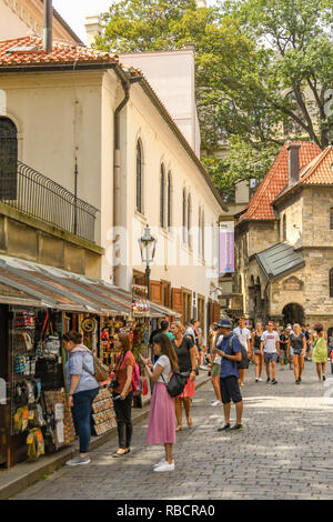 Prag, tschechische Republik - Juli 2018: Menschen surfen Verkaufsstände souvenir Waren in einer Seitenstraße im Stadtzentrum Prags. Stockfoto