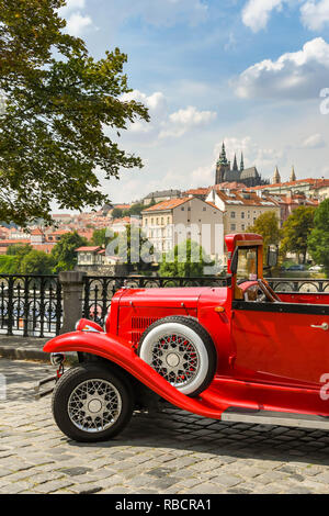 Prag, tschechische Republik - AUGUST 2018: Vintage Auto auf einer Straße in Prag Stadtzentrum mit St Vitas Dom im Hintergrund geparkt Stockfoto