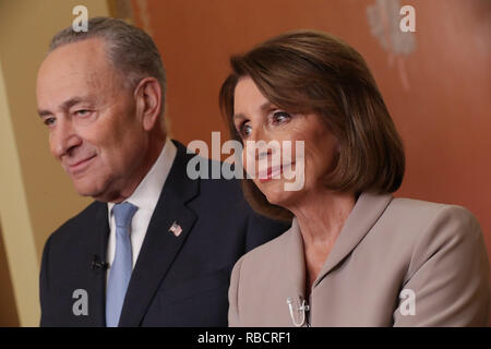 Washington DC, USA. 8. Januar, 2019. Sprecher des Repräsentantenhauses Nancy Pelosi (D-CA) und Senat Minoritätführer Charles Schumer (D-NY) posieren für Fotos nach einem im Fernsehen übertragenen Antwort auf nationale Adresse Präsident Donald Trump über die Sicherheit bei der U.S. Capitol. Republikaner und Demokraten scheinen keine näher an eine Vereinbarung über die Sicherheit entlang der südlichen Grenze und die Beendigung der teilweisen Bundesregierung herunterfahren, die zweite - am längsten in der Geschichte. Credit: ZUMA Press, Inc./Alamy leben Nachrichten Stockfoto