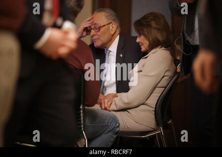 Washington DC, USA. 8. Januar, 2019. Sprecher des Repräsentantenhauses Nancy Pelosi (D-CA) und Senat Minoritätführer Charles Schumer (D-NY) sehen Sie eine Aufzeichnung Ihrer im Fernsehen Antwort auf nationale Adresse Präsident Donald Trump über die Sicherheit bei der U.S. Capitol. Republikaner und Demokraten scheinen keine näher an eine Vereinbarung über die Sicherheit entlang der südlichen Grenze und die Beendigung der teilweisen Bundesregierung herunterfahren, die zweite - am längsten in der Geschichte. Credit: ZUMA Press, Inc./Alamy leben Nachrichten Stockfoto