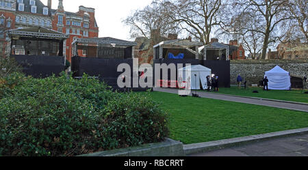 College Green, Westminster, London, UK, 8. Januar 2019 - 24 Stunden nachdem ein Mob von mißbräuchlichen Brexit Demonstranten umgeben und blockiert Anna Soubry MP während Schreien Missbrauch einschließlich "Nazi" und "Lügner", die Stufen, die von TV-Sendern für Interviews verwendet werden als MPs aufgegeben behaupten, sie ängstlich sind für ihre Sicherheit und bessere Polizeischutz verlangen. Credit: Andy Stehrenberger/Alamy leben Nachrichten Stockfoto