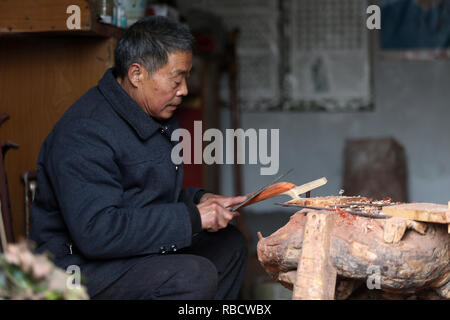 Nanjing, China Provinz Shandong. 8 Jan, 2019. Dorfbewohner Gao Zhenbao macht die Pole der Erhu, ein Chinesisches zweisaitiges Streichinstrument an Yuequan Dorf Miaoshan Stadt in Dalian, der ostchinesischen Provinz Shandong, Jan. 8, 2019. Yuequan ist berühmt für seine altehrwürdige handgefertigte Erhu, mit mehr als 90 Haushalten es im Dorf gewidmet. Credit: Zhang Chunlei/Xinhua/Alamy leben Nachrichten Stockfoto