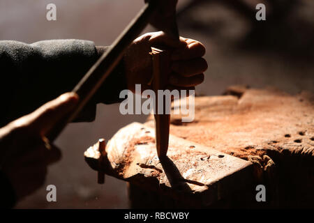 Nanjing, China Provinz Shandong. 8 Jan, 2019. Dorfbewohner Gao Zhenbao macht Teile der Erhu, ein Chinesisches zweisaitiges Streichinstrument an Yuequan Dorf Miaoshan Stadt in Dalian, der ostchinesischen Provinz Shandong, Jan. 8, 2019. Yuequan ist berühmt für seine altehrwürdige handgefertigte Erhu, mit mehr als 90 Haushalten es im Dorf gewidmet. Credit: Zhang Chunlei/Xinhua/Alamy leben Nachrichten Stockfoto