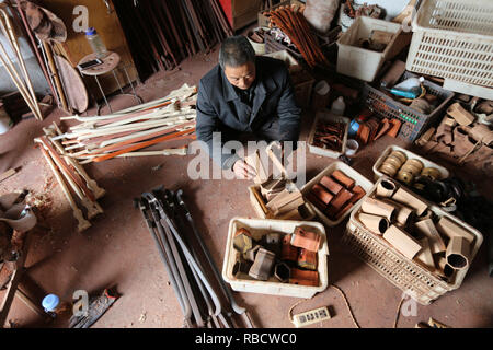 Nanjing, China Provinz Shandong. 8 Jan, 2019. Dorfbewohner Gao Zhenbao Kontrollen Teile von Erhu, ein Chinesisches zweisaitiges Streichinstrument an Yuequan Dorf Miaoshan Stadt in Dalian, der ostchinesischen Provinz Shandong, Jan. 8, 2019. Yuequan ist berühmt für seine altehrwürdige handgefertigte Erhu, mit mehr als 90 Haushalten es im Dorf gewidmet. Credit: Zhang Chunlei/Xinhua/Alamy leben Nachrichten Stockfoto