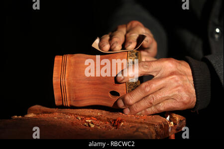 Nanjing, China Provinz Shandong. 8 Jan, 2019. Dorfbewohner Gao Zhenbao macht das Rohr von Erhu, ein Chinesisches zweisaitiges Streichinstrument an Yuequan Dorf Miaoshan Stadt in Dalian, der ostchinesischen Provinz Shandong, Jan. 8, 2019. Yuequan ist berühmt für seine altehrwürdige handgefertigte Erhu, mit mehr als 90 Haushalten es im Dorf gewidmet. Credit: Zhang Chunlei/Xinhua/Alamy leben Nachrichten Stockfoto