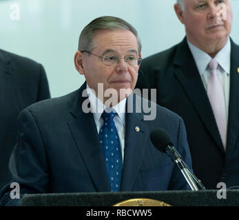 Newark, NJ - 8. Januar 2019: Menendez, Booker, Bullen, Payne nachfrage Ende Trump Abschaltung bei Drücken Sie die Begegnung am Newark Liberty International Airport Terminal B Credit: Lev radin/Alamy leben Nachrichten Stockfoto