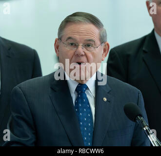 Newark, NJ - 8. Januar 2019: Menendez, Booker, Bullen, Payne nachfrage Ende Trump Abschaltung bei Drücken Sie die Begegnung am Newark Liberty International Airport Terminal B Credit: Lev radin/Alamy leben Nachrichten Stockfoto