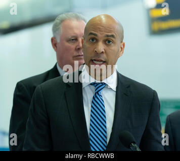 Newark, NJ - 8. Januar 2019: Menendez, Booker, Bullen, Payne nachfrage Ende Trump Abschaltung bei Drücken Sie die Begegnung am Newark Liberty International Airport Terminal B Credit: Lev radin/Alamy leben Nachrichten Stockfoto