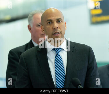 Newark, NJ - 8. Januar 2019: Menendez, Booker, Bullen, Payne nachfrage Ende Trump Abschaltung bei Drücken Sie die Begegnung am Newark Liberty International Airport Terminal B Credit: Lev radin/Alamy leben Nachrichten Stockfoto