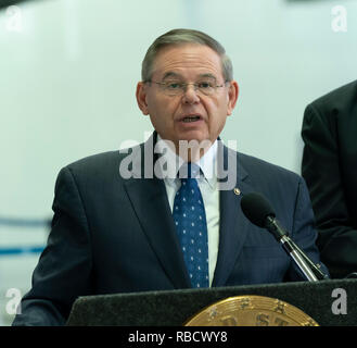 Newark, NJ - 8. Januar 2019: Menendez, Booker, Bullen, Payne nachfrage Ende Trump Abschaltung bei Drücken Sie die Begegnung am Newark Liberty International Airport Terminal B Credit: Lev radin/Alamy leben Nachrichten Stockfoto