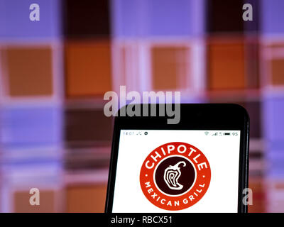 Januar 8, 2019 - Kiew, Ukraine - Chipotle Mexican Grill Restaurant Firmenlogo gesehen auf einem Smartphone angezeigt. (Bild: © Igor Golovniov/SOPA Bilder über ZUMA Draht) Stockfoto