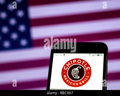 Januar 8, 2019 - Kiew, Ukraine - Chipotle Mexican Grill Restaurant Firmenlogo gesehen auf einem Smartphone angezeigt. (Bild: © Igor Golovniov/SOPA Bilder über ZUMA Draht) Stockfoto