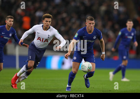 London, Großbritannien. 8. Januar, 2019. Ross Barkley von Chelsea und Dele Alli von Tottenham Hotspur - Tottenham Hotspur v Chelsea, Carabao Cup Halbfinale - Erste Etappe, Wembley Stadion, London (Wembley) - 8. Januar 2019 Editorial nur verwenden - DataCo Einschränkungen gelten Credit: Spieltag Bilder begrenzt/Alamy leben Nachrichten Stockfoto