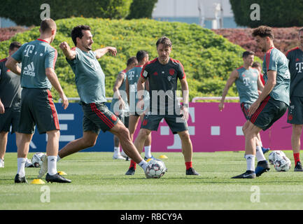 Doha, Katar. 09 Jan, 2019. Fussball: Bundesliga, Trainingslager FC Bayern München: Trainer Niko Kovac (M) Uhren Mats Hummels (2. von links) und seine andere Spieler während einer Übung am Morgen. Der FC Bayern wird in die Wüste Stadt bleiben, bis 10.01.2019 für ihr Trainingslager. Foto: Peter Kneffel/dpa - WICHTIGER HINWEIS: In Übereinstimmung mit den Anforderungen der DFL Deutsche Fußball Liga oder der DFB Deutscher Fußball-Bund ist es untersagt, zu verwenden oder verwendet Fotos im Stadion und/oder das Spiel in Form von Bildern und/oder Videos - wie Foto Sequenzen getroffen haben. Stockfoto