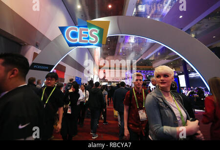 Las Vegas, USA. 8 Jan, 2019. Menschen besuchen die Consumer Electronics Show (CES) in Las Vegas, USA, Jan. 8, 2019. Die jährliche CES startete am Dienstag in Las Vegas. Credit: Li Ying/Xinhua/Alamy leben Nachrichten Stockfoto