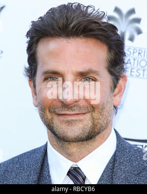 (Datei) Bradley Cooper macht BAFTA Awards nominierungen Geschichte. Bradley Cooper hat eindrucksvoll fünf Nominierungen: Bester Film, Beste Regie, Bestes Adaptiertes Drehbuch, Bester Schauspieler und beste Musik. PALM SPRINGS, CA, USA - Januar 04: Schauspieler/Regisseur Bradley Cooper kommt an verschiedenen Auswirkungen von Creative Awards und 10 Direktoren zu beobachten Brunch Roter Teppich 2019 auf der 30. jährlichen Palm Springs International Film Festival Awards Gala gehalten am Parker Palm Springs am 4. Januar 2019 in Palm Springs, Kalifornien, USA. (Foto von Xavier Collin/Image Press Agency) Stockfoto