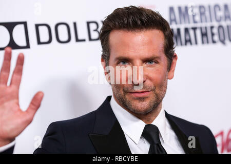 (Datei) Bradley Cooper macht BAFTA Awards nominierungen Geschichte. Bradley Cooper hat eindrucksvoll fünf Nominierungen: Bester Film, Beste Regie, Bestes Adaptiertes Drehbuch, Bester Schauspieler und beste Musik. BEVERLY HILLS, Los Angeles, CA, USA - 29. NOVEMBER: Bradley Cooper kommt auf der 32. jährlichen American Cinematheque Awards Gala im Beverly Hilton Hotel am 29 November, 2018 in Beverly Hills, Los Angeles, Kalifornien, USA. (Foto von Xavier Collin/Image Press Agency) Stockfoto