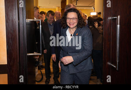 09. Januar 2019, Niedersachsen, Osnabrück: Andrea Nahles, Vorsitzende der SPD, lachend tritt in die Konferenz ein Zimmer bei der jährlichen Tagung der SPD-gruppen Nordrhein-Westfalen und Niedersachsen/Bremen. Die SPD-Bundestagsabgeordneten Kurs der Partei zu diskutieren. Foto: Friso Gentsch/dpa Stockfoto