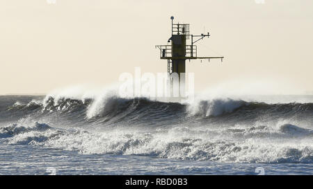 09. Januar 2019, Niedersachsen Borkum: Die Wellen der Nordsee Hit den Strand von Borkum gegen einen Sendemast des Borkum Wasser- und Schifffahrtsamt. Foto: mohssen Assanimoghaddam/dpa Stockfoto