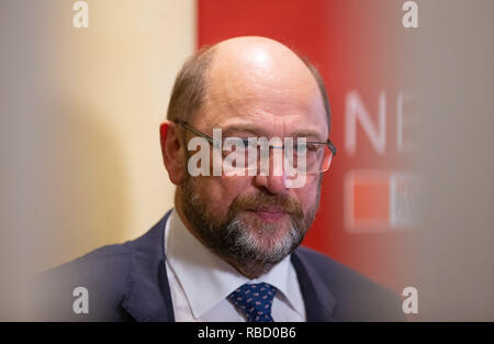 08 Januar 2019, Niedersachsen, Osnabrück: Martin Schulz (SPD) steht hinter der Aussteller bei der jährlichen Kick-off-Meeting des SPD-gruppen Nordrhein-Westfalen und Niedersachsen/Bremen. Die SPD-Bundestagsabgeordneten Kurs der Partei zu diskutieren. Foto: Friso Gentsch/dpa Stockfoto