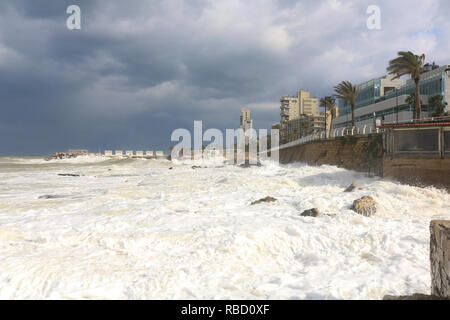 Beirut, Libanon. 9. Januar 2019. Eine riesige Welle stürzt in die Pier auf der Strandpromenade Corniche Beirut als Wetter Bombe aus dem Sturm Norma Hits der libanesischen Küste, die Überschwemmungen und Schäden Credit: Amer ghazzal/Alamy leben Nachrichten Stockfoto