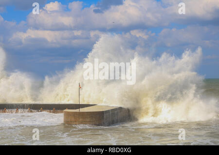 Beirut, Libanon. 9. Januar 2019. Eine riesige Welle stürzt in die Pier auf der Strandpromenade Corniche Beirut als Wetter Bombe aus dem Sturm Norma Hits der libanesischen Küste, die Überschwemmungen und Schäden Credit: Amer ghazzal/Alamy leben Nachrichten Stockfoto