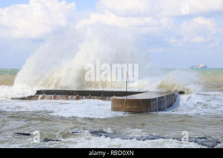 Beirut, Libanon. 9. Januar 2019. Eine riesige Welle stürzt in die Pier auf der Strandpromenade Corniche Beirut als Wetter Bombe aus dem Sturm Norma Hits der libanesischen Küste, die Überschwemmungen und Schäden Credit: Amer ghazzal/Alamy leben Nachrichten Stockfoto