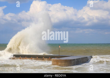 Beirut, Libanon. 9. Januar 2019. Eine riesige Welle stürzt in die Pier auf der Strandpromenade Corniche Beirut als Wetter Bombe aus dem Sturm Norma Hits der libanesischen Küste, die Überschwemmungen und Schäden Credit: Amer ghazzal/Alamy leben Nachrichten Stockfoto