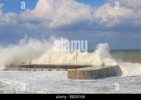 Beirut, Libanon. 9. Januar 2019. Eine riesige Welle stürzt in die Pier auf der Strandpromenade Corniche Beirut als Wetter Bombe aus dem Sturm Norma Hits der libanesischen Küste, die Überschwemmungen und Schäden Credit: Amer ghazzal/Alamy leben Nachrichten Stockfoto